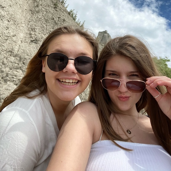 Meet your Posher Kaia - Picture 3 of 3